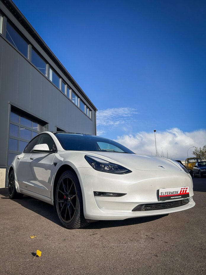 Tesla Model 3 / Brock B42 Gloss Black 19 Zoll