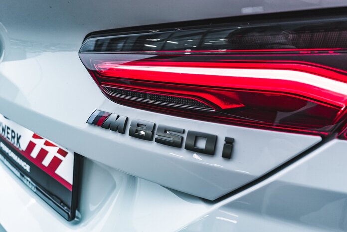 BMW M850i Emblem