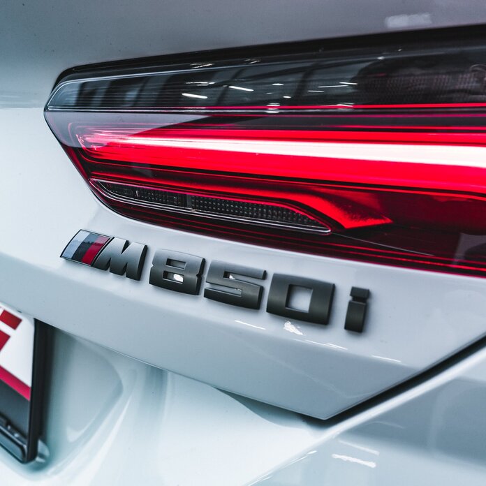 BMW M850i Emblem