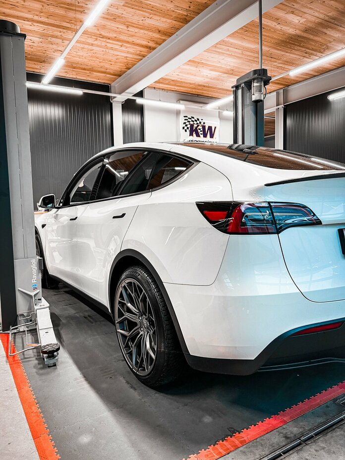 Tesla Model Y mit WF HE.1 Dark Steel 