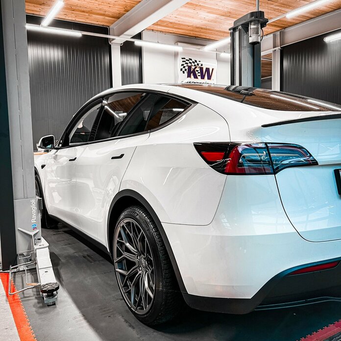 Tesla Model Y mit WF HE.1 Dark Steel 