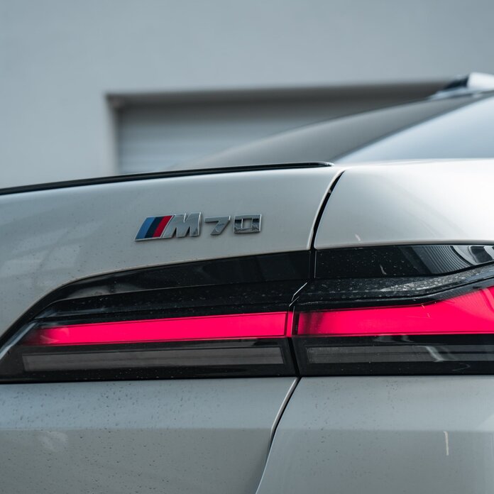 BMW i7 M70 Emblem