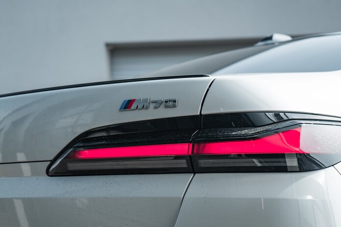 BMW i7 M70 Emblem