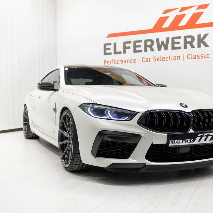 Weißer BMW M8 - Elferwerk - Webschmiede