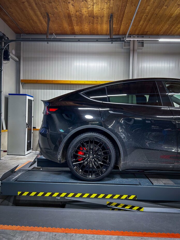 Tesla Model Y mit MSW50 Gloss Black 