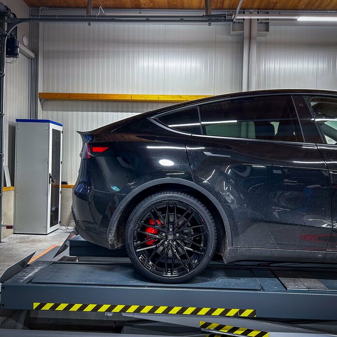 Tesla Model Y mit MSW50 Gloss Black 