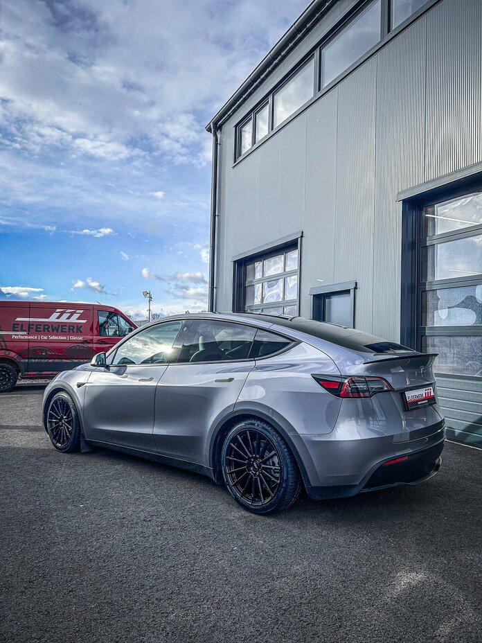 Tesla Model Y mit AEZ Atlanta Black 20 Zoll