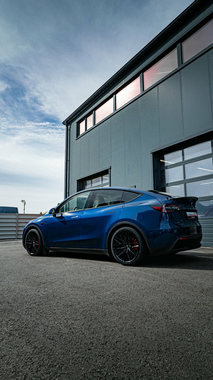 Tesla Model Y Blau mit MSW 50 