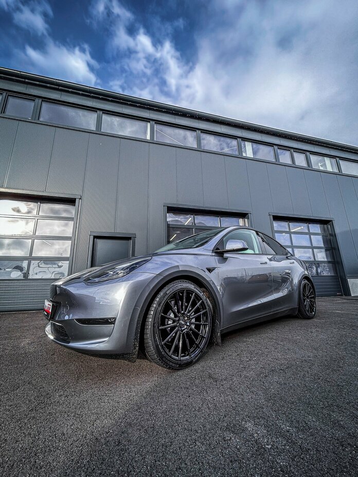 Tesla Model Y Komplettrad AEZ Atlanta Black 