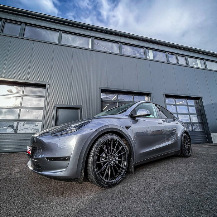 Tesla Model Y Komplettrad AEZ Atlanta Black 