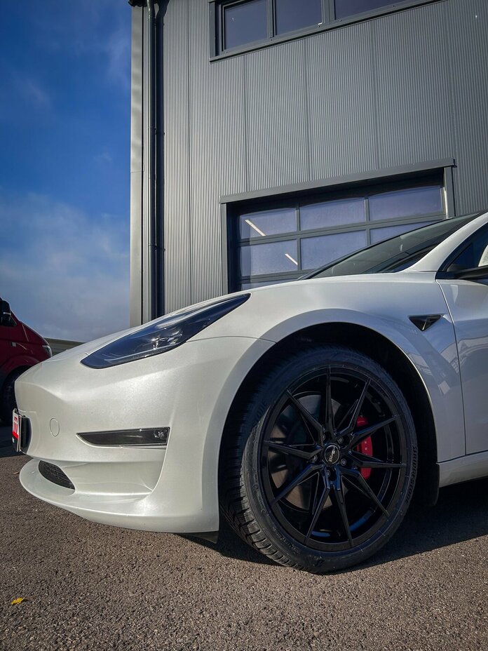 Tesla Model 3 mit Brock B42 in Gloss Black 