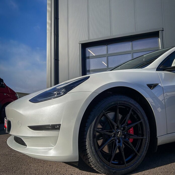 Tesla Model 3 mit Brock B42 in Gloss Black 