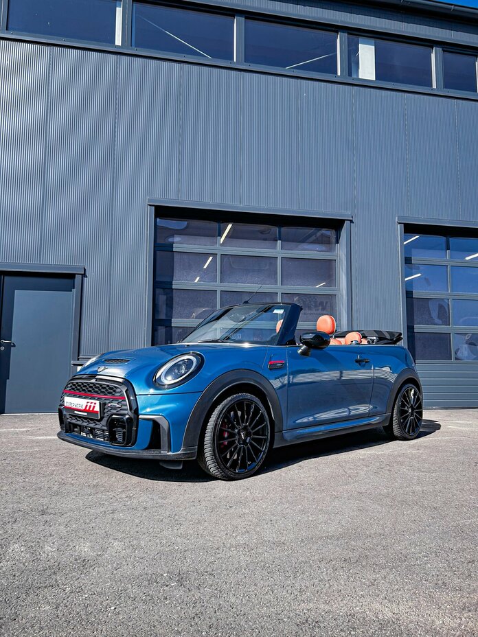 Mini JCW F57 Cabrio mit AEZ Atlanta Black 