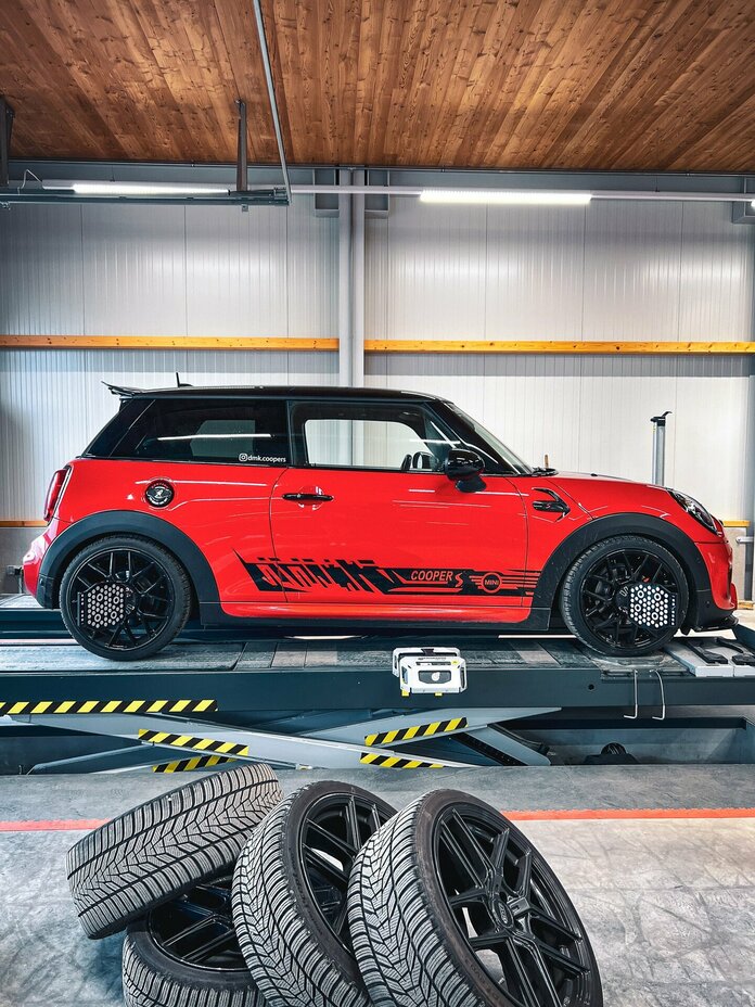 Mini Cooper S Rot Achsvermessung